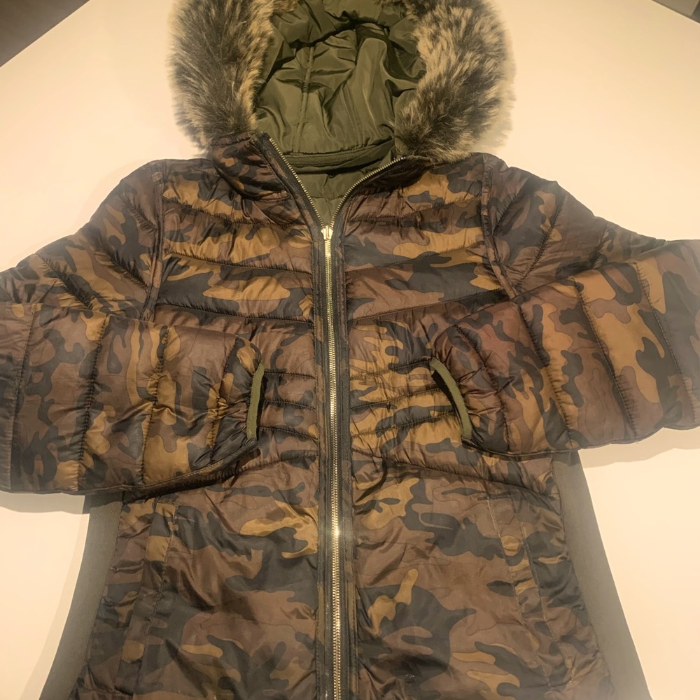 Women’s reversible winter jacket green on one side camouflage on the other